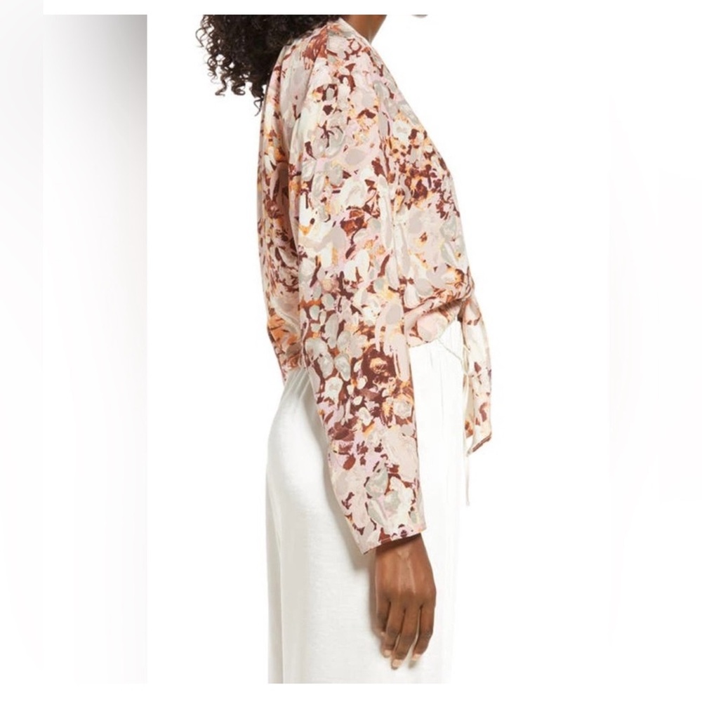 Elegant Floral Tie-Front Blouse - Picture 4 of 5
